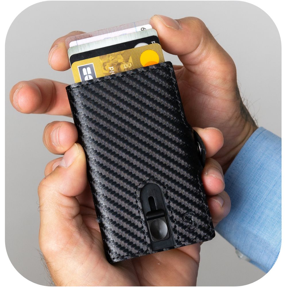 SLIMJACK Wallet in der Hand